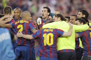 لاعبو برشلونة يحتفلون بالفوز على بلد الوليد وتحقيق الدوري الاسباني للموسم الثاني على التوالي افپ