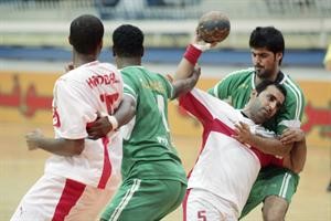لاعب الفحيحيل احمد الكندري محاولا التصويب بمضايقة من لاعب العربي سلمان الشمالي﻿﻿عادل يعقوب﻿