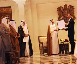 صاحب السمو الامير الشيخ صباح الاحمد والرئيس السوري بشار الاسد خلال تبادل الاوسمة بحضور الشيخ مشعل الاحمد والشيخ احمد الفهد والشيخ خالد العبدالله﻿