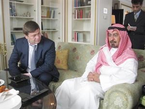 جانب من اجتماع الشيخ دمحمد الصباح ورئيس مجلس وزراء الشيشان اوديس باي سلطانوف﻿