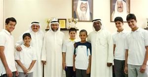سامي الخرافي وسليمان السهلي وعبدالمطلب الطبطبائي مع بعض الطلبة المكرمين﻿