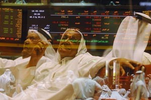 متداولون يتابعون اداء السوقسعود سالم