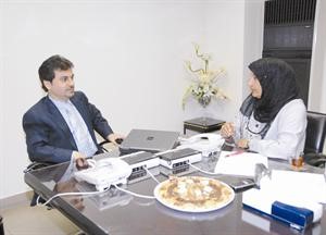 دفرح بهبهاني متحدثا للزميلة زينب ابو سيدواسامة البطراوي