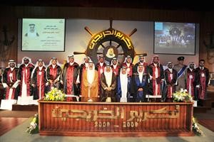 الرئيس جاسم الخرافي ود يعقوب الرفاعي ود احمد الفيلكاوي مع بعض الخريجين المكرمين
