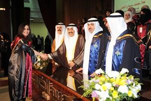 الخرافي مكرما احدى الخريجات﻿