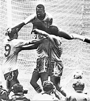 الملك بيليه يحتفل مع زملائه باحد اهدافه في مونديال 1970
