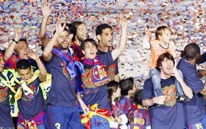 نجم برشلونة الارجنتيني ليونيل ميسي يحتفل مع زملائه باحراز لقب الدوري الاسباني	 افپ﻿