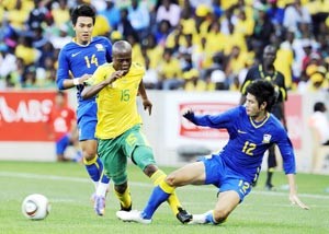 لاعب جنوب افريقيا لوكاس توالا يمر من مدافع تايلنداب