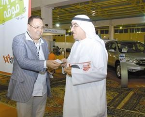 ثابت يوسف مسلما احد زوار المعرض هدية فورية