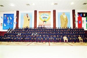 اللواء احمد النواف متوسطا الخريجين﻿