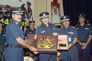 درع تذكارية للواء النواف من العميد الجناحي﻿