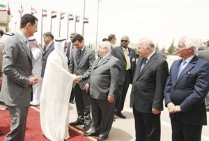 صاحب السمو الامير مصافحا وزير الخارجية السوري وليد المعلم وكبار مودعيه من المسؤولين السوريين على ارض المطار﻿