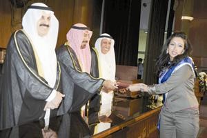 الشيخ دمحمد الصباح ود الرفاعي يكرمان احدى الطالبات الفائقات المتفوقات خلال الحفل الثاني عشر لتكريم المتفوقين في التطبيقي﻿