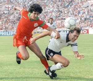 مدافع المغرب مصطفى البياز يعرقل قائد انجلترا بريان روبسون في مونديال 1986 افپ