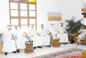 جانب من الوزراء والمسؤولين المرافقين لسمو رئيس الوزراء في الجولة
