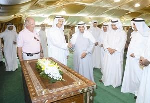 سمو رئيس الوزراء الشيخ ناصر المحمد والنائب الاول والمسؤولين المرافقين في جانب من الجولة
