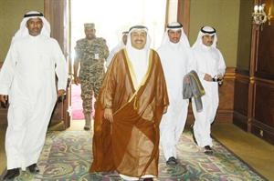 الرئيس الخرافي يدخل قاعة التشريفات وبرفقته مرزوق الغانم حيث استقلا سيارة واحدة من المجلس الى المطار﻿
