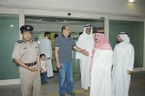 اللواء الشمالي متحدثا للزميل هاني الظفيري في مستشفى الجهراء بوجود العميد محمد طنا والعقيد صلاح الدعاس
