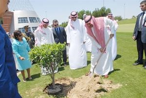 صاحب السمو الملكي الامير خالد بن سلطان بن عبدالعزيز اثناء غرس الشجرة بحضور الميلم والعنجري وبايرلي والوفد المرافق﻿