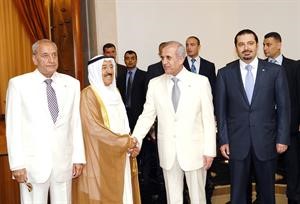 الرئيس اللبناني مصافحا صاحب السمو الامير بحضور رئيس الوزراء اللبناني سعد الحريري ورئيس مجلس النواب نبيه بري