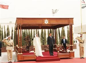 صاحب السمو الامير الشيخ صباح الاحمد والملك عبدالله الثاني خلال مراسم الوداع الرسمية لسموه﻿
