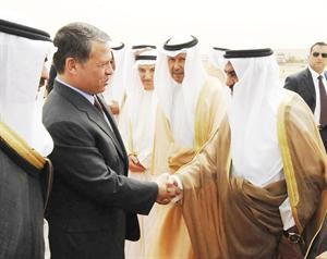 الملك عبدالله الثاني مودعا الوزير مصطفى الشمالي ويبدو السفير احمد الفهد والمستشار محمد ابو الحسن﻿