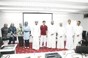 م عبدالله العتيبي متوسطا عددا من المشاركين في ورشة العمل﻿