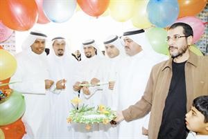 عبدالله النصافي يقص شريط افتتاح المهرجان التسويقي
