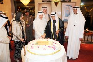 سمو رئيس الوزراء يشارك دعبدالله الفهيد تقطيع كعكة الحفل بحضور د فايزة الخرافي ود انور اليتامى﻿