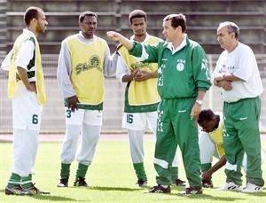 مدرب السعودية في مونديال 1998 كارلوس البرتو باريرا يوجه فؤاد انور في تدريبات الاخضر﻿