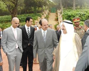 جانب من اللقاء بين صاحب السمو الامير وناصر الخرافي ويبدو بدر الخرافي