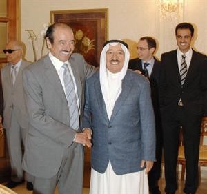 ناصر الخرافي مستقبلا صاحب السمو الامير لدى وصوله الى منزله بمنطقة صوفر بلبنان