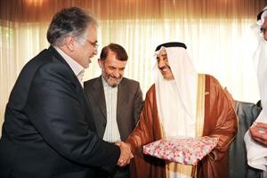  ويتسلم هدية تذكارية 