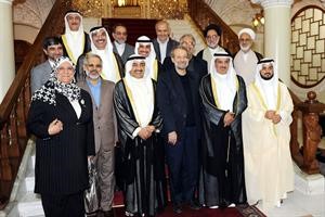 الرئيس جاسم الخرافي ونظيره علي لاريجاني يتوسطان الوفد الكويتي الزائر ويبدو سفيرنا لدى طهران مجدي الظفيري 