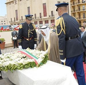 صاحب السمو الامير الشيخ صباح الاحمد يضع اكليلا من الزهور على ضريح شهداء لبنان
