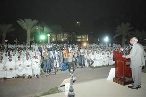 احمد الخطيب متحدثا للحضور في ساحة الارادة مساء امس الاول	سعود سالم