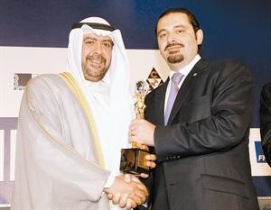 الشيخ احمد الفهد متسلما جائزة المنتدى الاقتصادي من رئيس الوزراء اللبناني سعد الحريري
