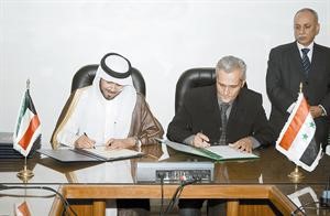 رشيد الطبطبائي موقعا الاتفاقية مع خالد سلوطة
