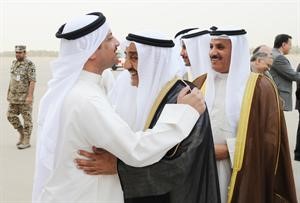 لؤي الخرافي يقبل راس والده عند وصوله ﻿