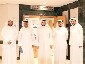 عبدالعزيز الصقعبي متوسطا المشاركين في الاجتماع﻿