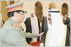 الشيخ مشعل الاحمد مصافحا اللواء ناصر الدعي لدى وصوله الى البلاد﻿