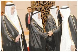 صاحب السمو مصافحا المستشار راشد الحماد ويبدو عبدالعزيز العدساني خلال استقبال سموه﻿