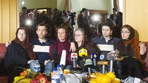 الاميركيون الثلاثة المعتقلون في ايران مع امهاتهم خلال مؤتمر صحافي لهم في طهران رويترز