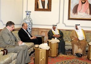سمو الشيخ ناصر المحمد والشيخ دمحمد الصباح وجينادي تراسوف ونايف الركيبي اثناء الاجتماع
