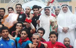 فرحة لاعبي الفحيحيل بلقب الدوري الممتاز لكرة اليد مع رئيس النادي وليد الفليج﻿