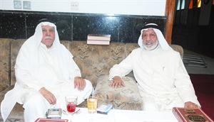 السيد احمد الخباز متحدثا الى الزميل منصور الهاجرياحمد باكير