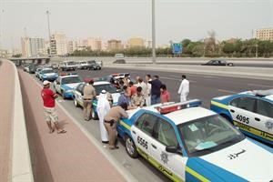 رجال مرور حولي اثناء حملتهم على الخطابي﻿