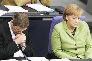 انجيلا ميركل وغيدو فيستارفيللي يبدو عليهما الارهاق خلال مناقشة خطة انقاذ اليورو	افپ﻿