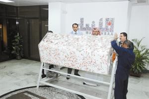 عبدالعزيز اشكناني امام صندوق السحب ومعه الزميلان محمد مروان وعامر المصري﻿﻿فريال حماد﻿