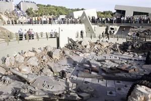 زوار يطلعون على جانب من مقتنيات جيش لبنان الجنوبي المدمرة في متحف الجهاد السياحي في بلدة مليتا الجنوبية﻿